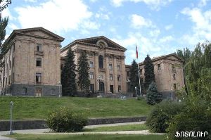 Парламент Армении осуждает насилие экстремистов