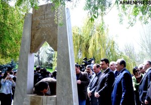 В сквере парламента Армении открыли мемориал-родник к 100-летию Геноцида