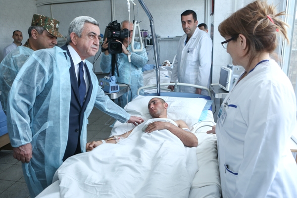 Президент посетил раненных бойцов, находящихся на лечении в госпитале