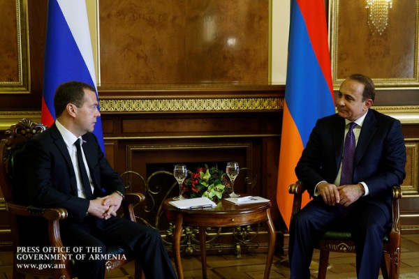 Главы правительств Армении и России провели переговоры в Ереване