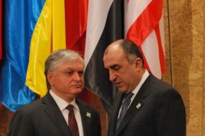 Посредники хотят встречи президентов. Азербайджан декларирует подготовку к войне