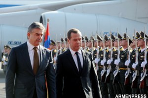 Глава правительства РФ прибыл в Армению