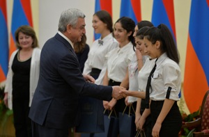 Президент принял студентов и школьников, удостоенных образовательных премий Президента РА 2017 года в сфере ИТ