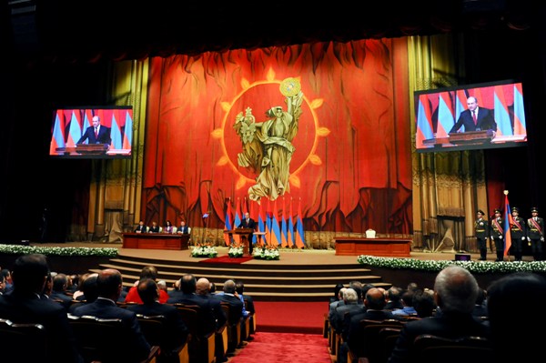 Избранный Президент Армен Саркисян на специальном заседании Национального Собрания РА вступил в должность Президента Республики Армения