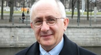 Турецкий профессор подарил Араму I свою книгу о Геноциде армян