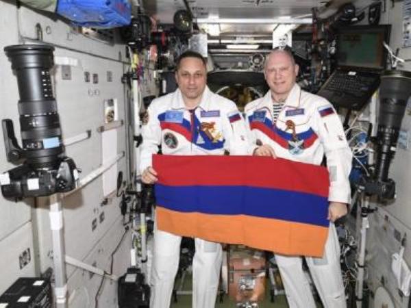 Флаги Армении и Еревана развернули на борту МКС
