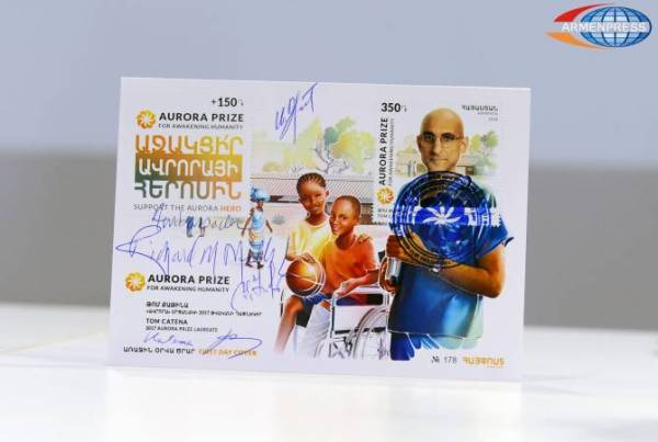 Погашена почтовая марка, посвященная лауреату премии “Аврора” Тому Катене