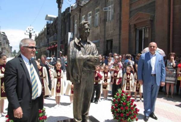 В Гюмри установлен памятник Кирку Керкоряну