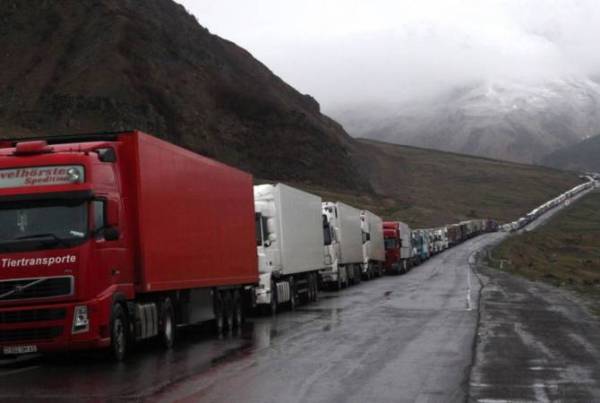 На КПП в Ларсе скопились армянские грузовики