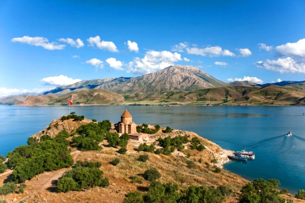 Озеро Севан: Прибрежная территория нуждается в очистке