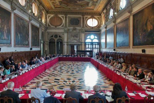 Дебаты продолжаются: Дошло до Венецианской комиссии