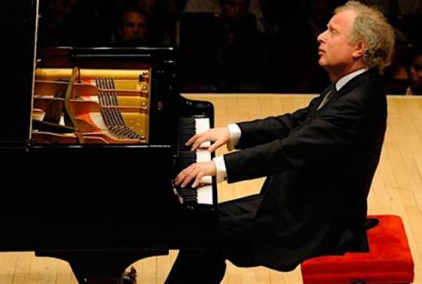 В Ереване впервые с сольным концертом выступит известный пианист Андраш Шифф