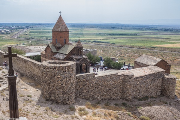 Благоустраивается территория