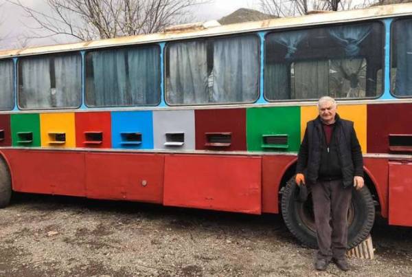 Красочный автобус превращен в пасеку