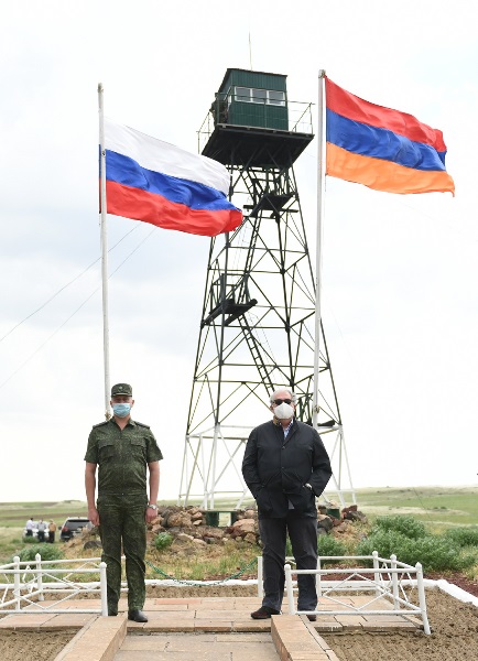 Флаги Армении и России, развевающиеся на границе — символ наших союзнических отношений