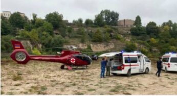 Раненых солдат перевозят на двух санитарных вертолетах и машинах скорой помощи