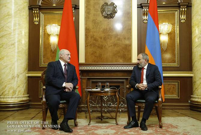 Премьер-министр провел телефонный разговор с президентом Беларуси