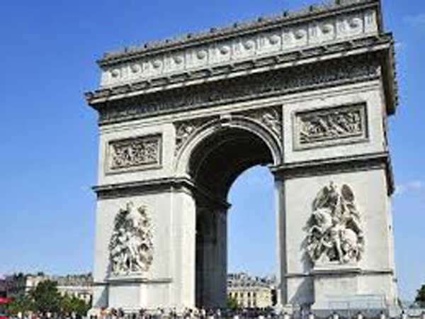Полиция Парижа не нашла подозрительных предметов у Триумфальной арки
