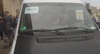 Опубликованы фото обстрелянного микроавтобуса, везущего армянских и иностранных журналистов