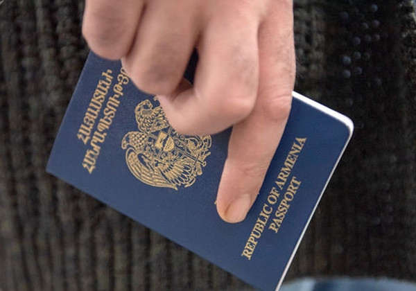 Паспорта старого образца останутся в силе еще год