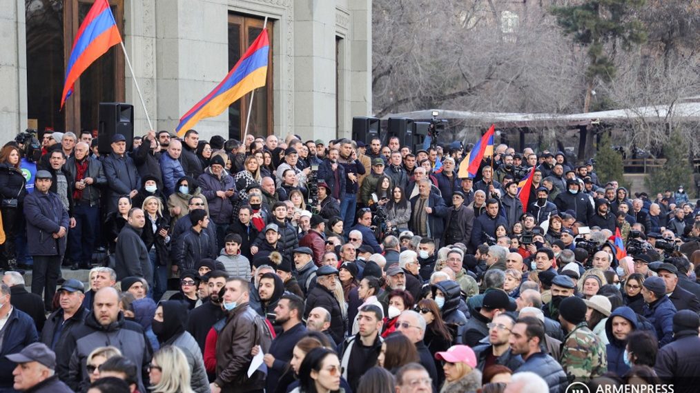 Противостояние выплеснулось на площади Еревана