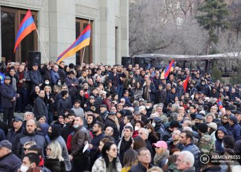 Противостояние выплеснулось на площади Еревана