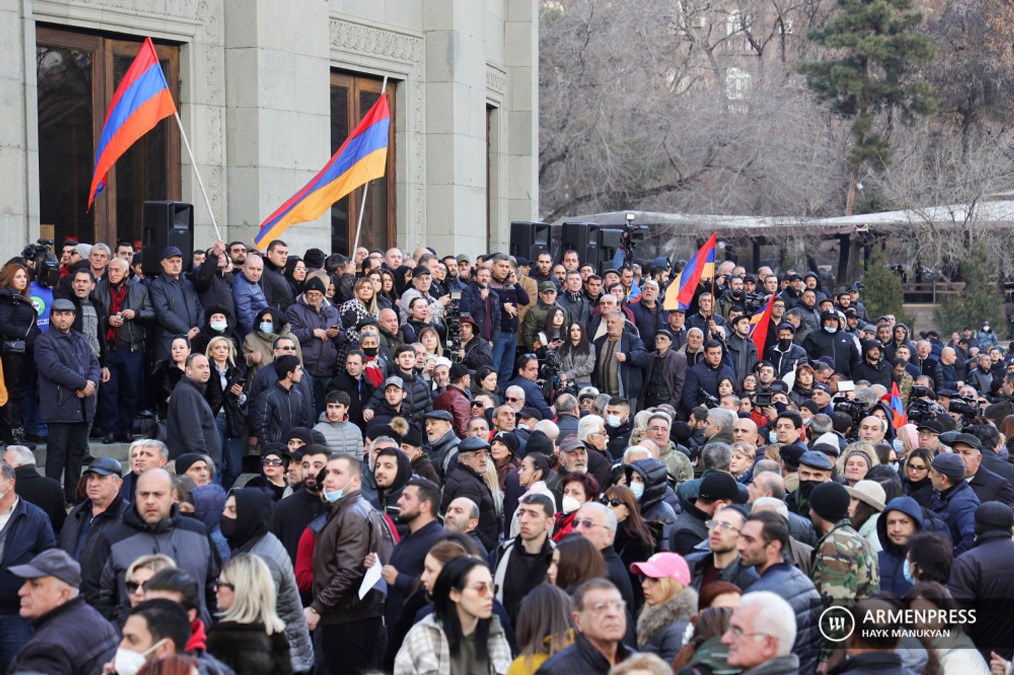 Противостояние выплеснулось на площади Еревана