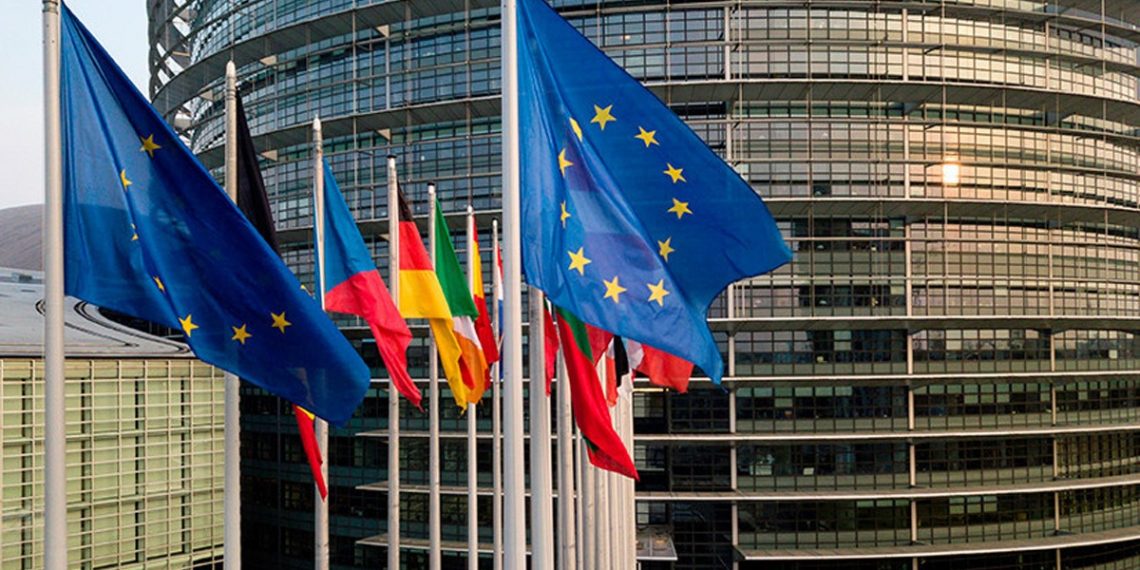 Европейская комиссия осуждает