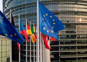 Европейская комиссия осуждает