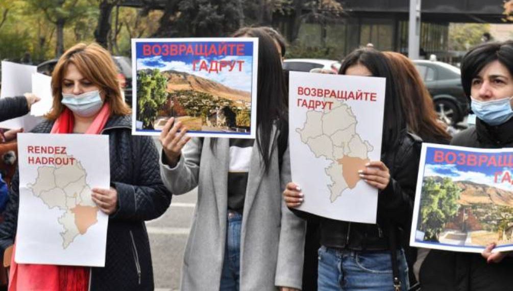 Беженцы из Гадрута протестуют