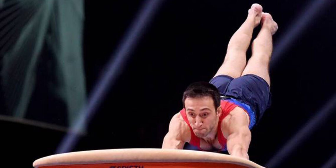 Они выходили на помост так, словно шли в бой