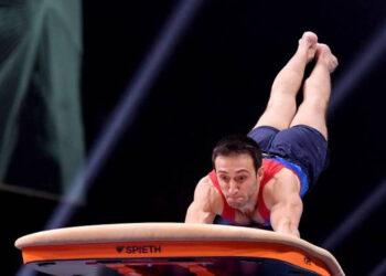 Они выходили на помост так, словно шли в бой