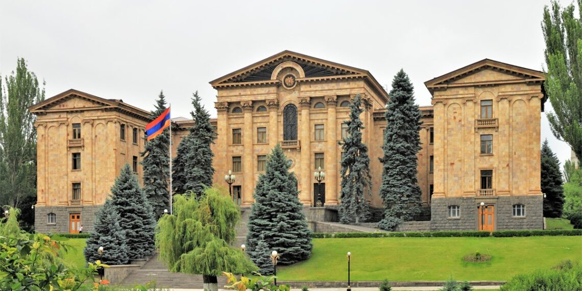 Армения идет на внеочередные выборы