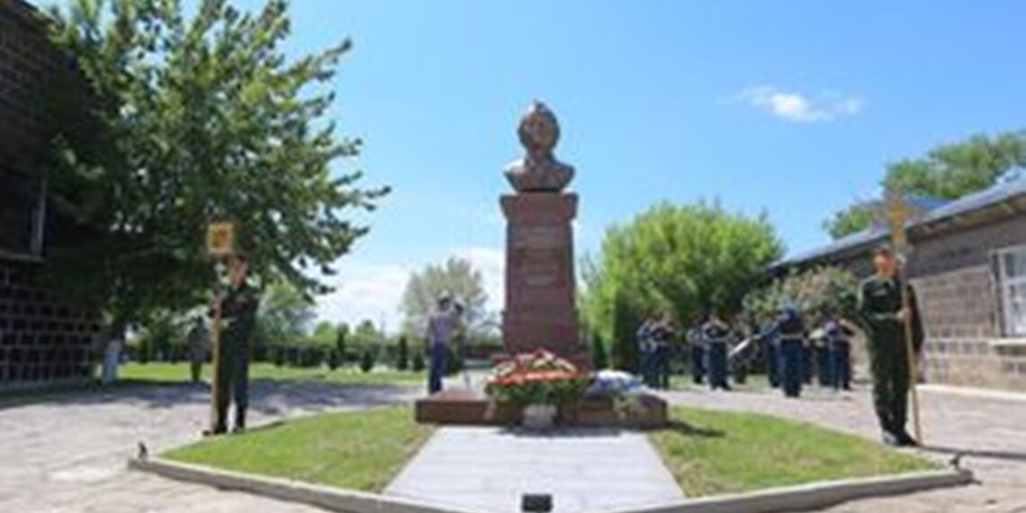 На территории 102-ой российской военной базы установлен памятник Суворову