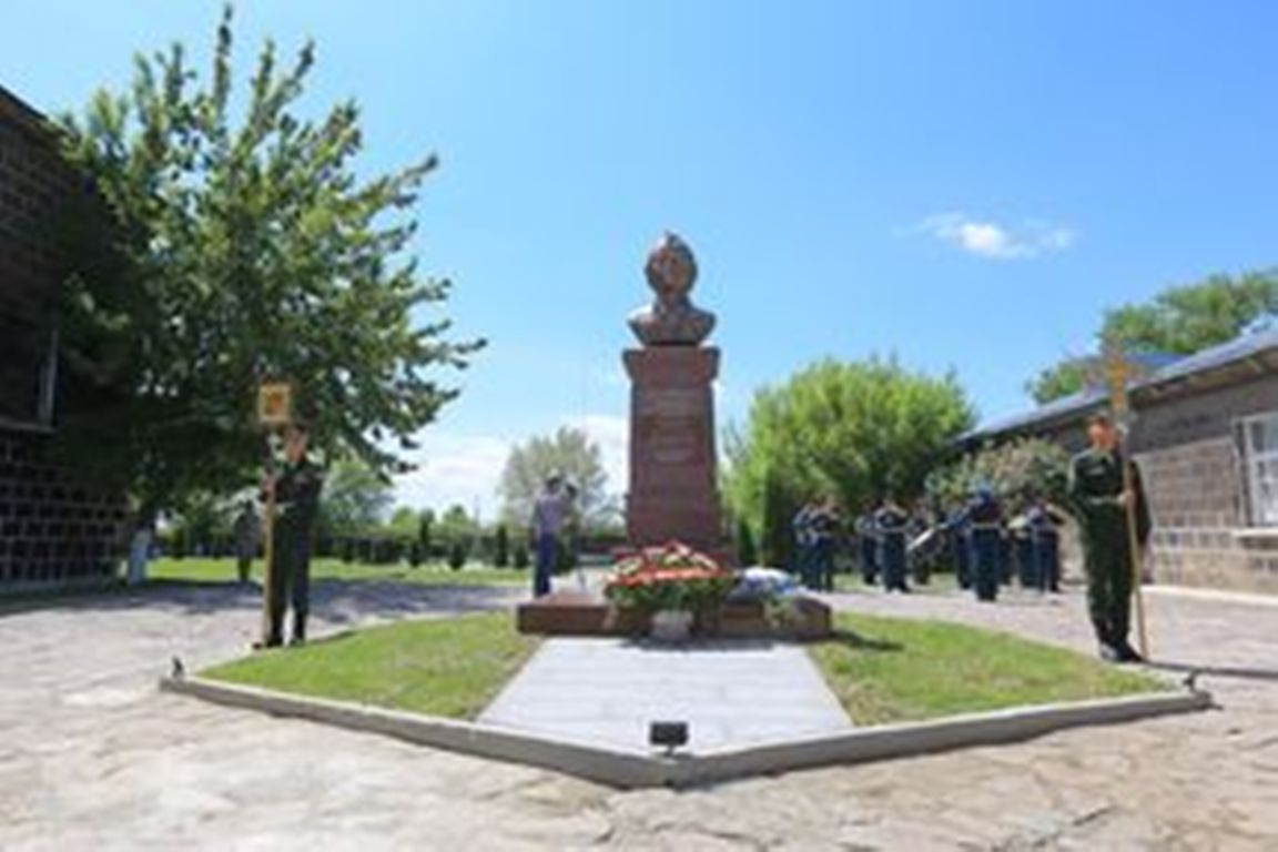 На территории 102-ой российской военной базы установлен памятник Суворову