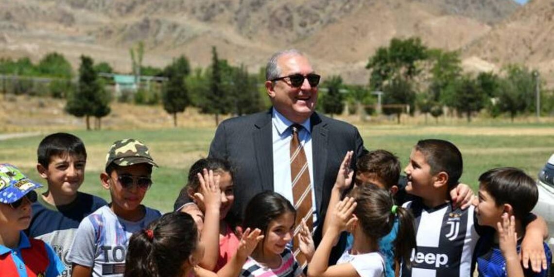 Дети — самая искренняя и полная веры часть нашего общества: послание президента Армении