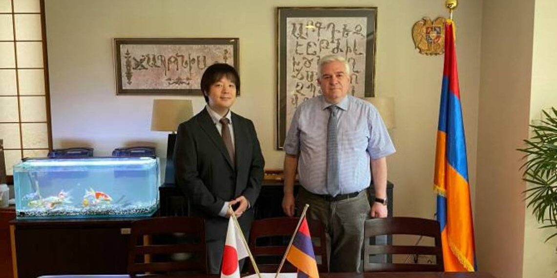 В учебниках по музыке общеобразовательных школ Японии написано и об армянском дудуке