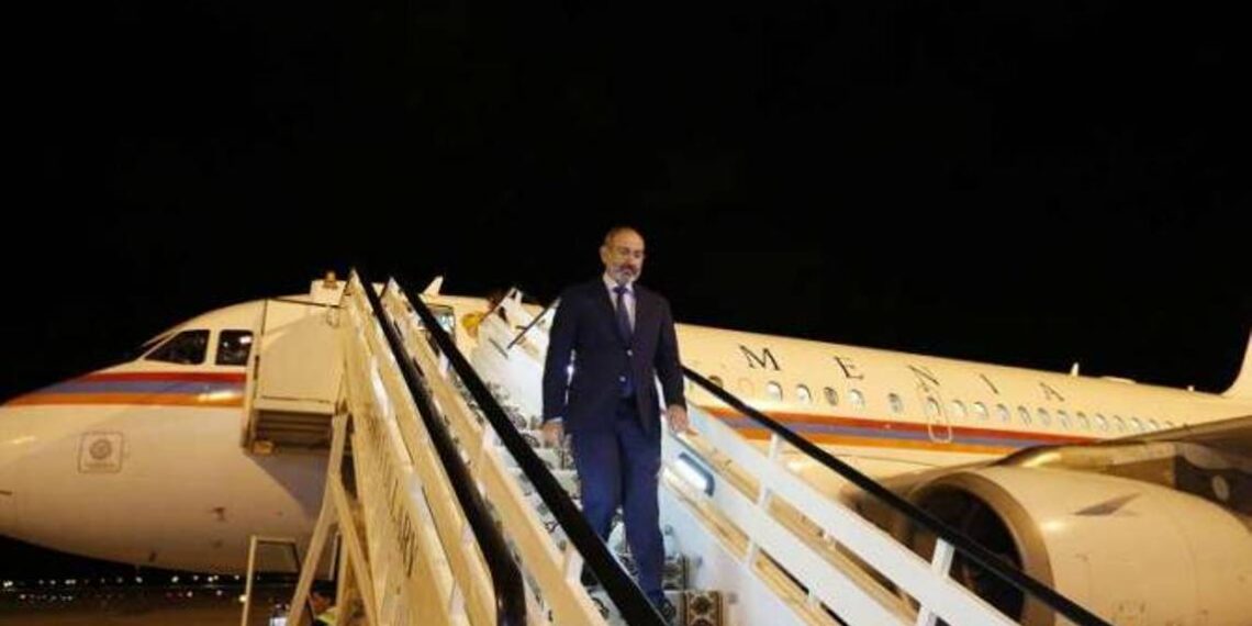 Делегация во главе с Николом Пашиняном прибыла во Францию