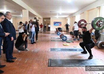 Команда тяжелоатлетов провела тренировку с новым спортивным инвентарем