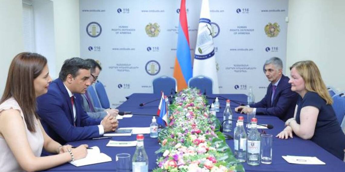 ЗПЧ Армении представил Натали Луазо преступные действия азербайджанских вооруженных сил