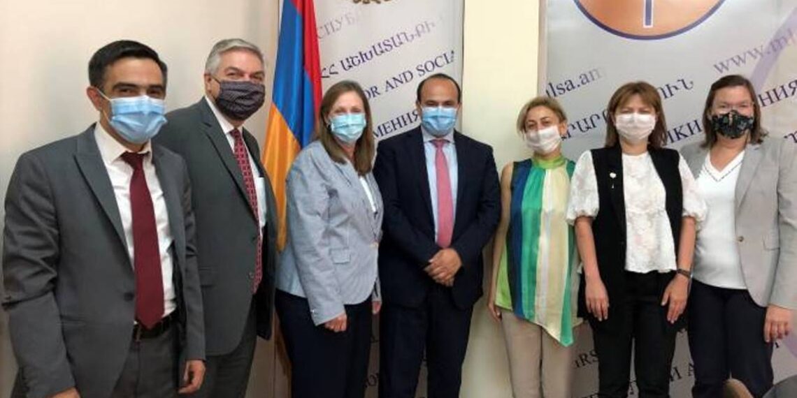 Линн Трейси коснулась содействия США перемещенным семьям Арцаха