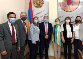 Линн Трейси коснулась содействия США перемещенным семьям Арцаха