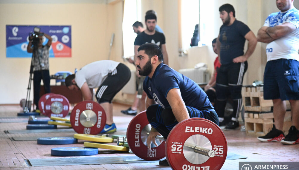 Армянские штангисты получили современный инвентарь