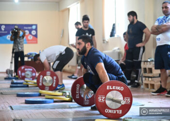 Армянские штангисты получили современный инвентарь