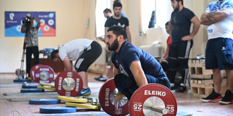 Армянские штангисты получили современный инвентарь