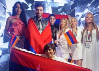 На международном конкурсе песни «Новая волна» лидирует представитель Армении Саро Геворгян