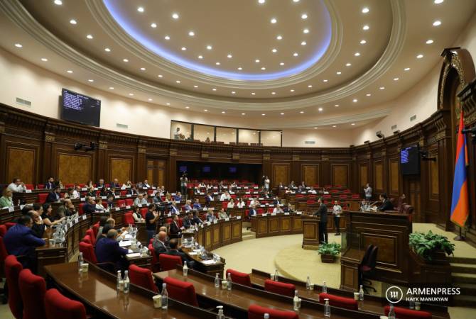 Парламент продолжает работу первой сессии