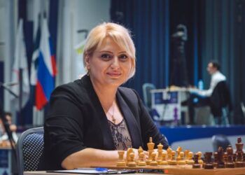 Элина Даниелян и Анна Саркисян отстают от лидера на пол-очка