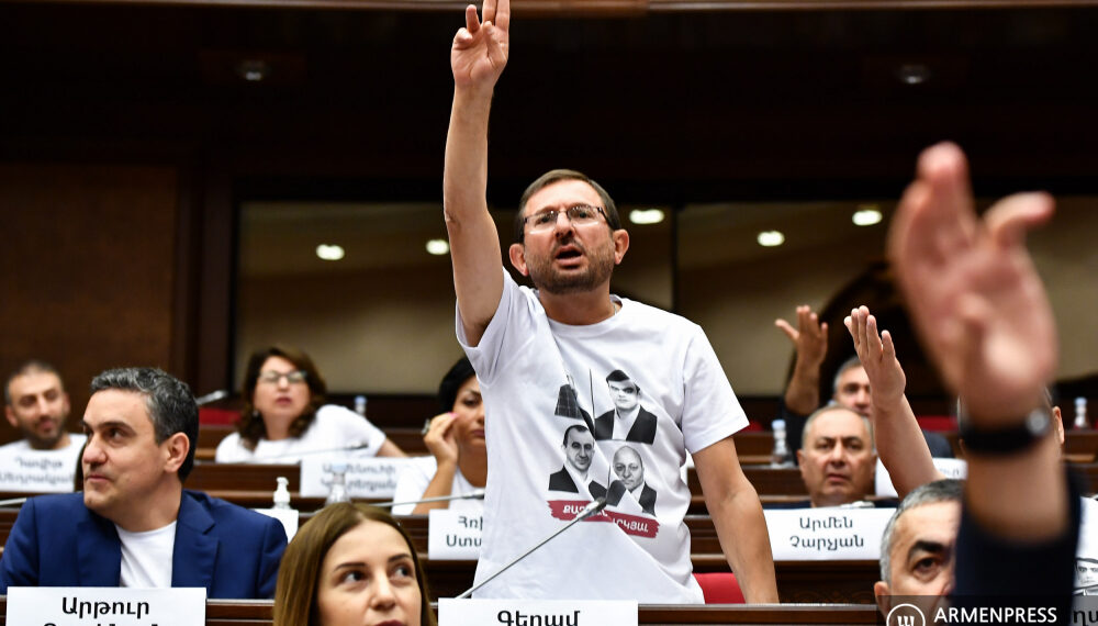 Первое заседание новоизбранного парламента Армении не проходит гладко