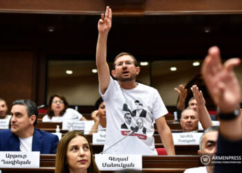 Первое заседание новоизбранного парламента Армении не проходит гладко